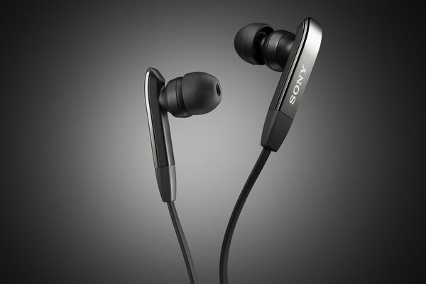 Auriculares Sony con cable negro con diseño elegante