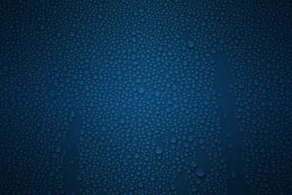 Gotas de agua en la superficie azul