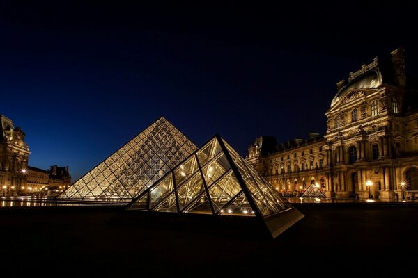 Museo del Louvre en París nocturno