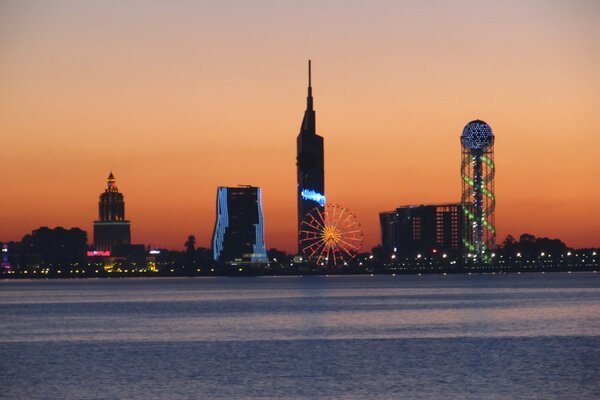 Paisaje urbano junto al mar al atardecer