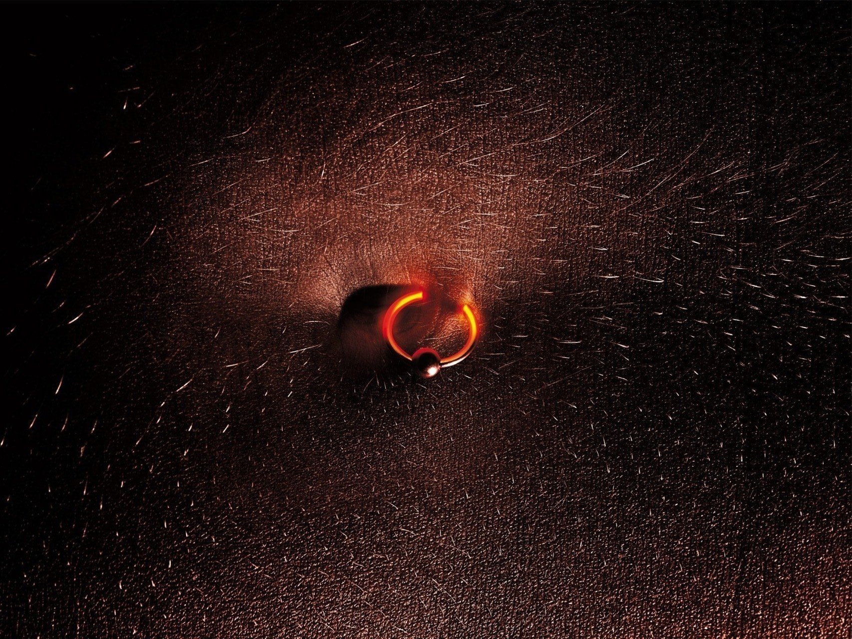 pendiente luminoso punción piel chispas macro pelos ombligo piercing