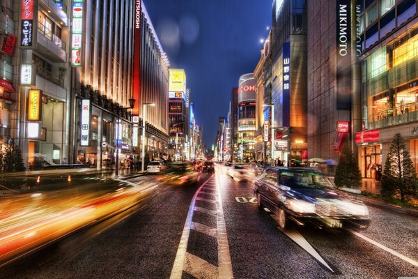 Calle en Tokio en tiempo de lluvia