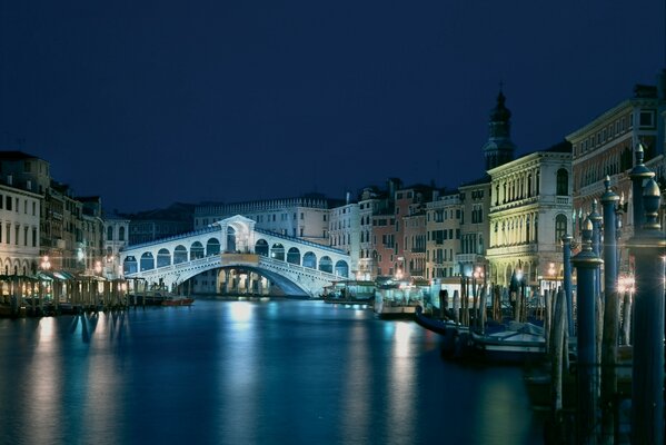 Puente veneciano sobre el canal en Italia