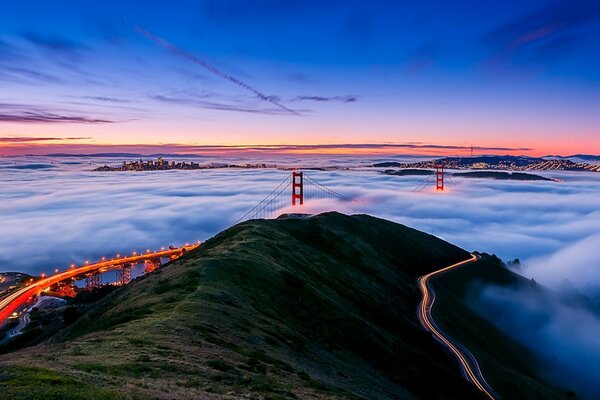 Luces a través de la niebla en San Francisco