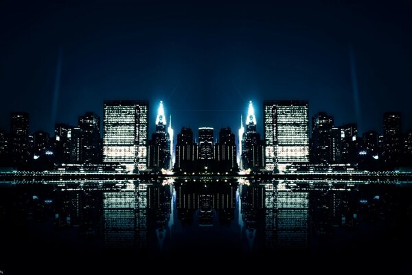 Reflejo de la ciudad nocturna en el río