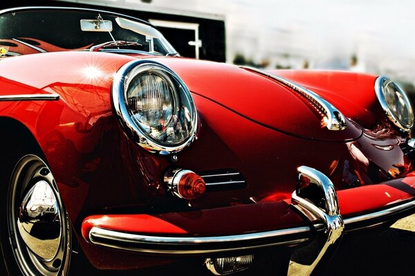 Convertible retro rojo con faros redondos