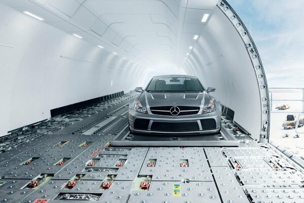 Coche Mercedes plateado en avión