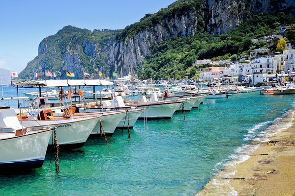 Isla italiana con barcos y yates