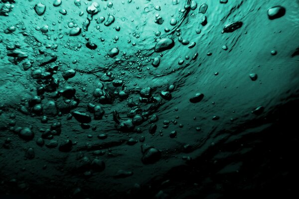 Burbujas de aire bajo el agua