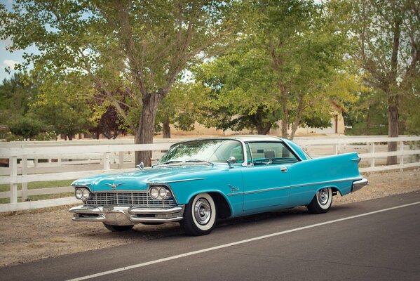 Coche retro. El camino y los árboles
