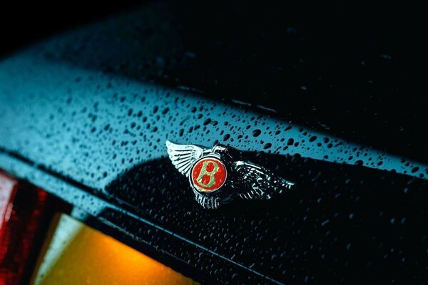 Emblema de Bentley después de la lluvia sobre fondo negro