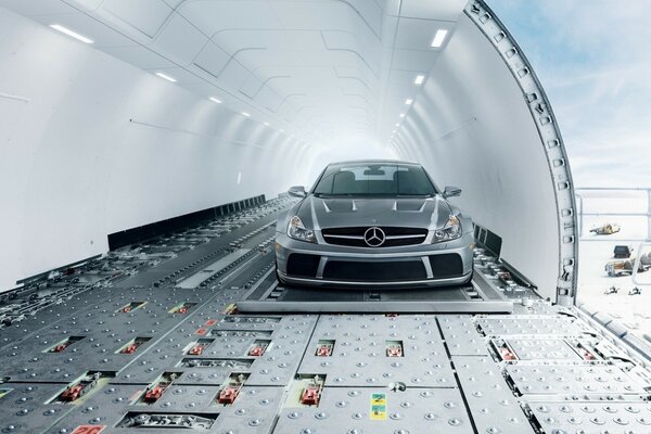 Mercedes sl - 65 a bordo del avión