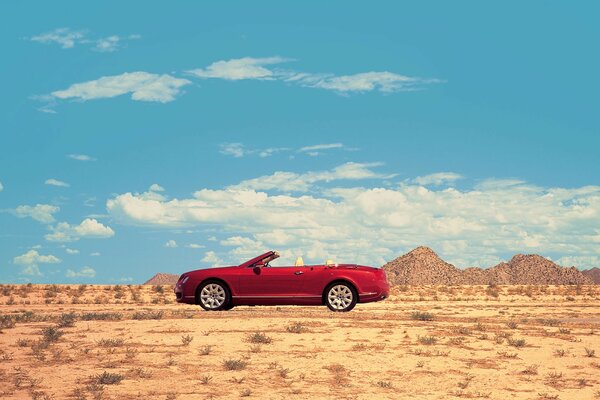 Coche de Bentley en el desierto bajo los escombros