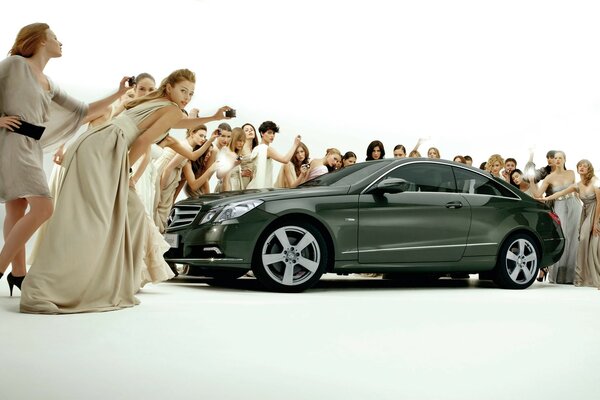 Mercedes-Bens clase E con chicas fotografiadas