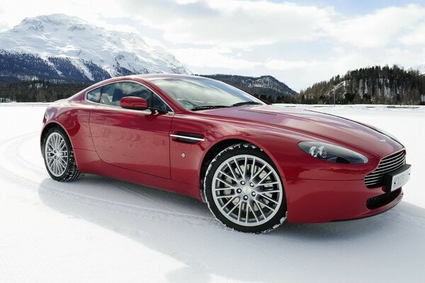 Aston Martin rojo en una meseta helada