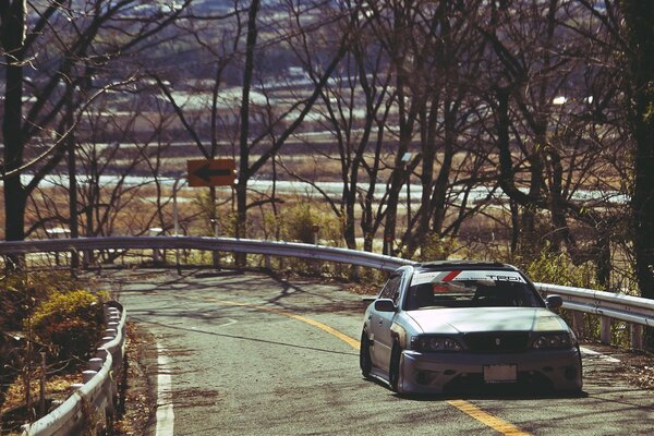 Fotos de Toyota cresta en el paisaje de la carretera