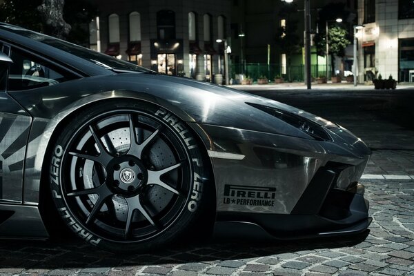 Lamborghini 2015 en la calle de la ciudad de la noche