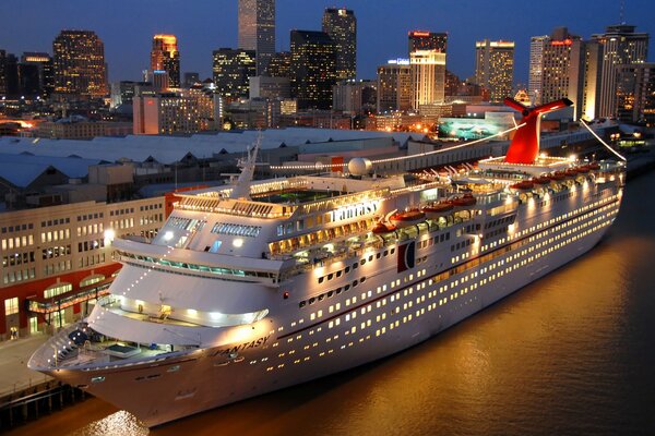 Crucero en el muelle de la ciudad