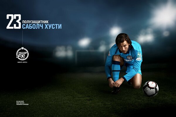 Svbodch Hust del equipo del Zenit de San Petersburgo se ATA los cordones en el campo
