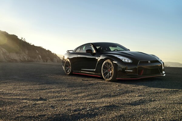 Hermoso coche negro nissan
