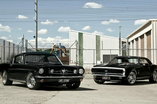 Ford Mustang retro y chevrolet al aire libre