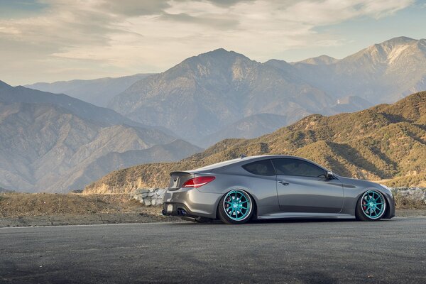 Coche gris en las montañas