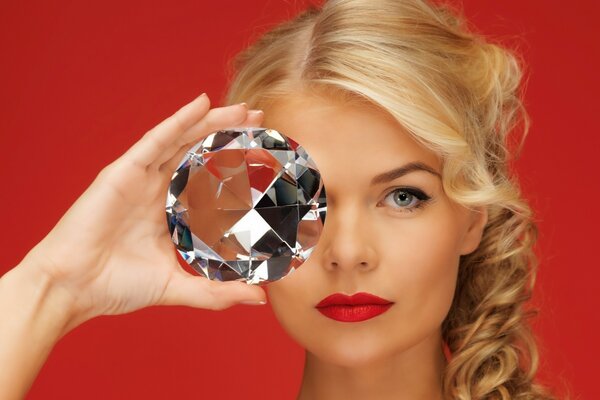 Chica con lápiz labial rojo y gran diamante