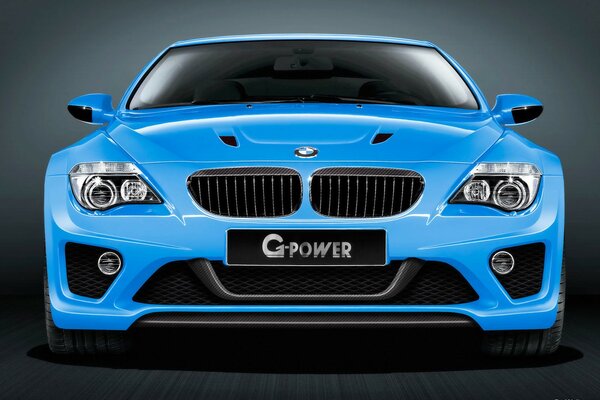 El poderoso superdeportivo azul bmw m6_g se apresura a cumplir