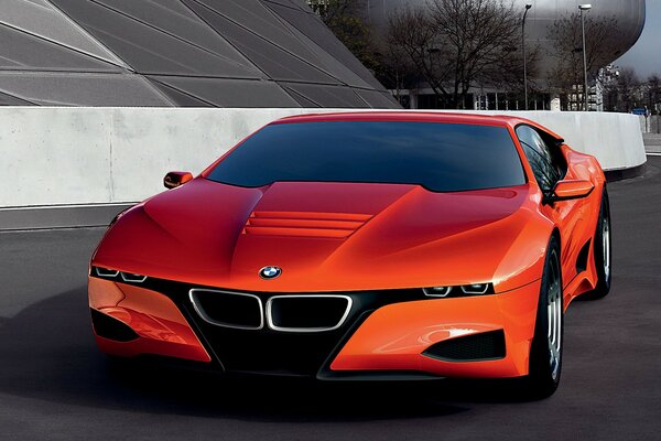 BMW rojo en el fondo de los edificios modernos