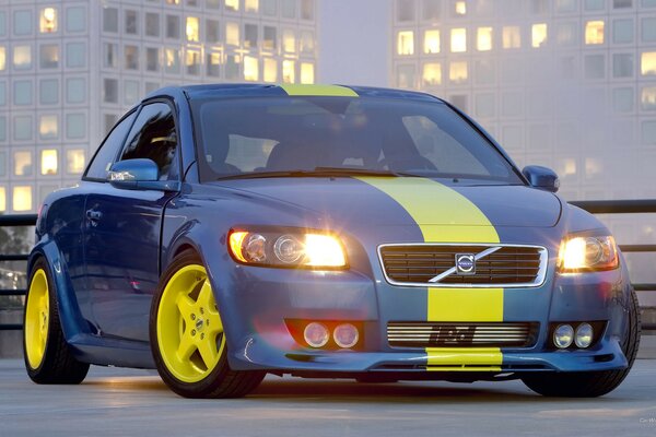 Volvo tuneado con Llantas amarillas
