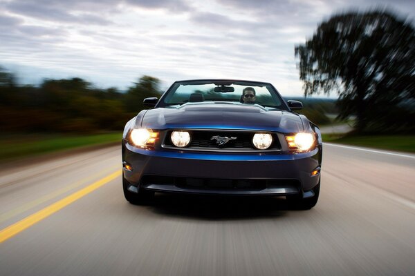El coche Mustang va a toda velocidad