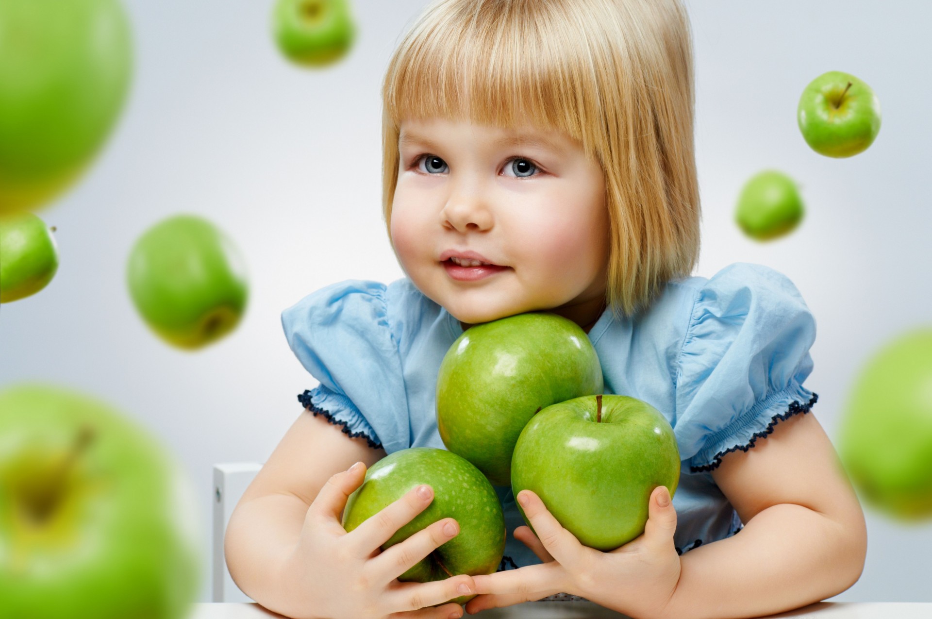 chica manzanas