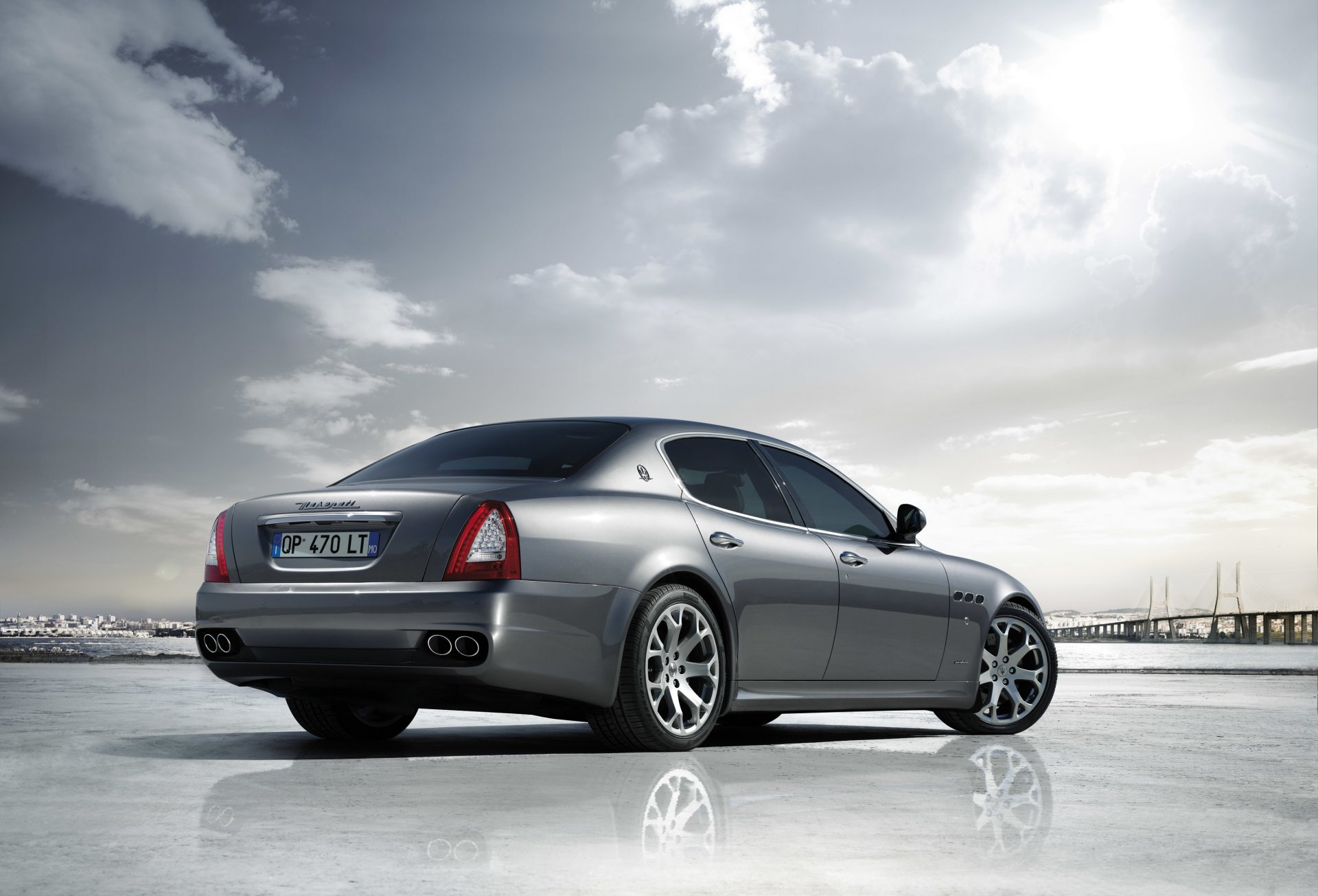 maserati quattroporte plata cielo sol coche reflexión