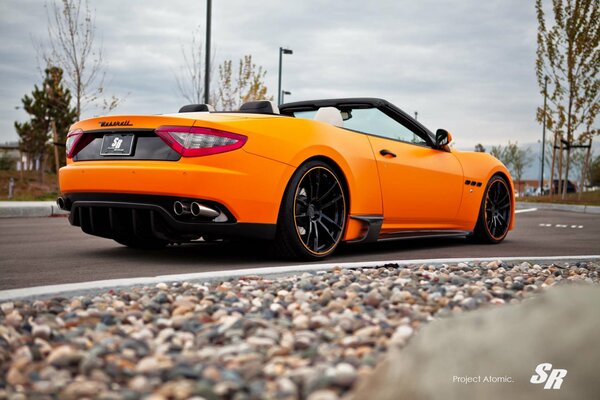 Y yo me sentaré en un Maserati V-8 convertible naranja