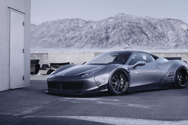 Ferrari sintonizado en el fondo de las montañas