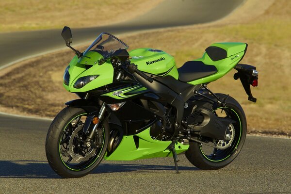 Moto deportiva verde kawasaki ZX-6r
