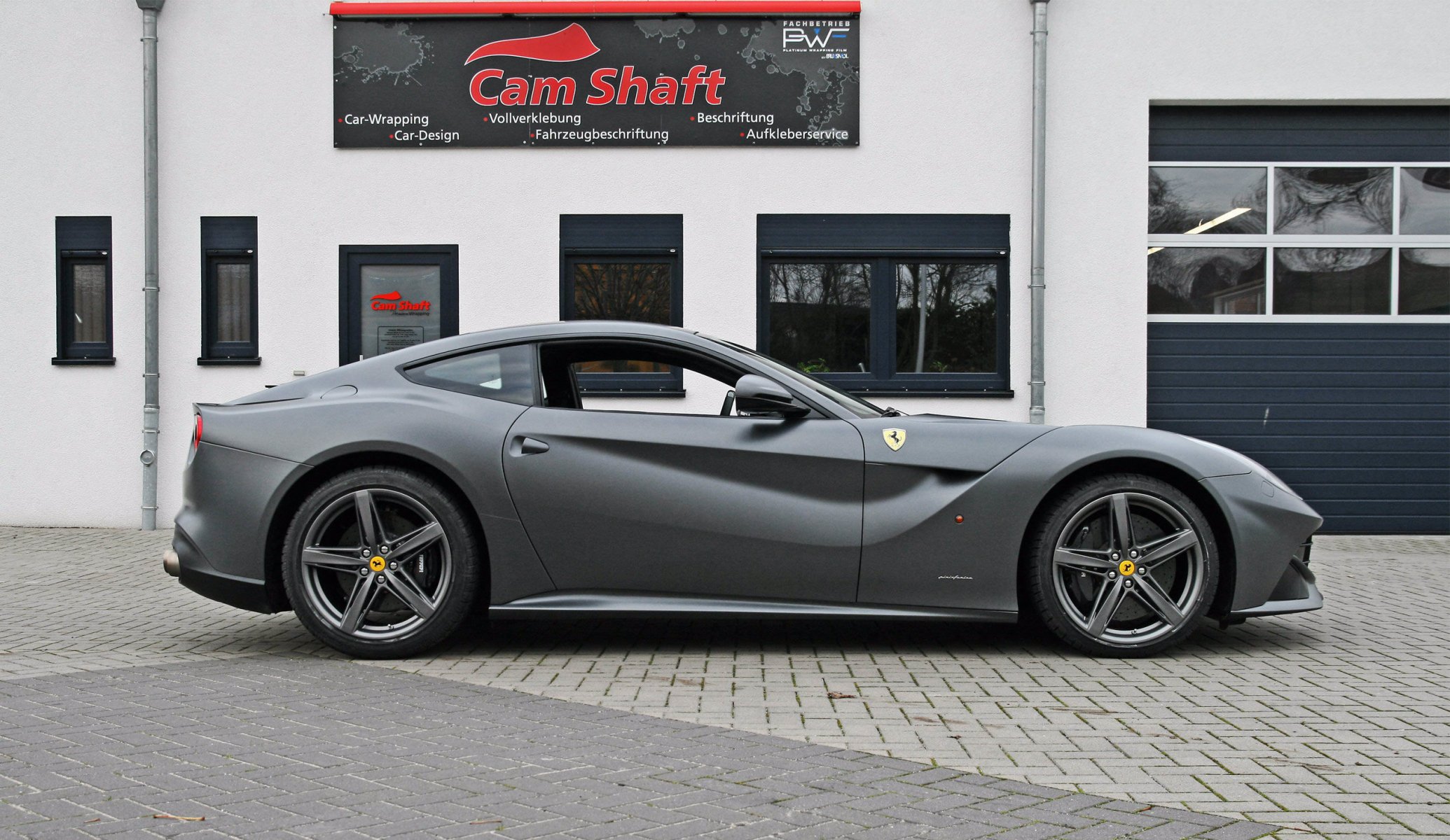 ferrari f12 berlinetta árbol de levas vista lateral plata ferrari
