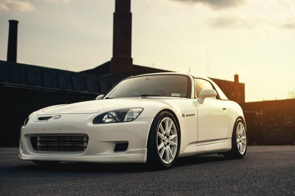 Honda S2000 Turbo blanco al amanecer