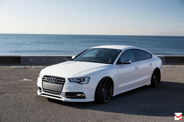 Coche japonés audi con ruedas Tuning