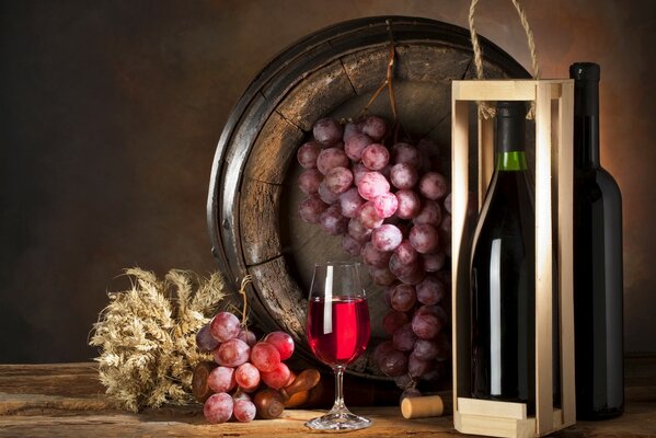 Vino en Copa y uvas