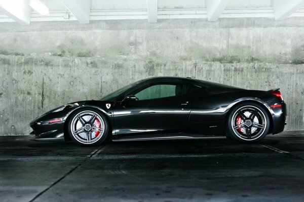 Ferrari 458 negro contra la pared