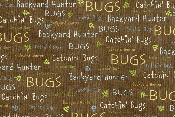 Hay muchas inscripciones en la pared marrón