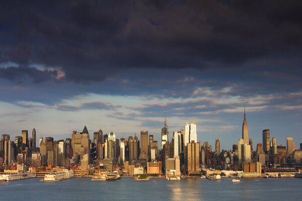 Rascacielos bajo un cielo oscuro