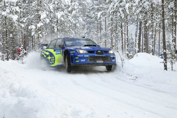 Un coche sale de un bosque cubierto de nieve