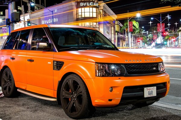 Coche mate naranja deportivo