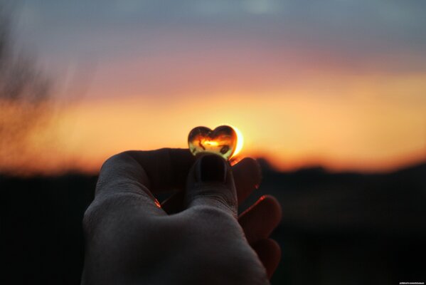 Corazón de cristal, hermoso resplandor de luz