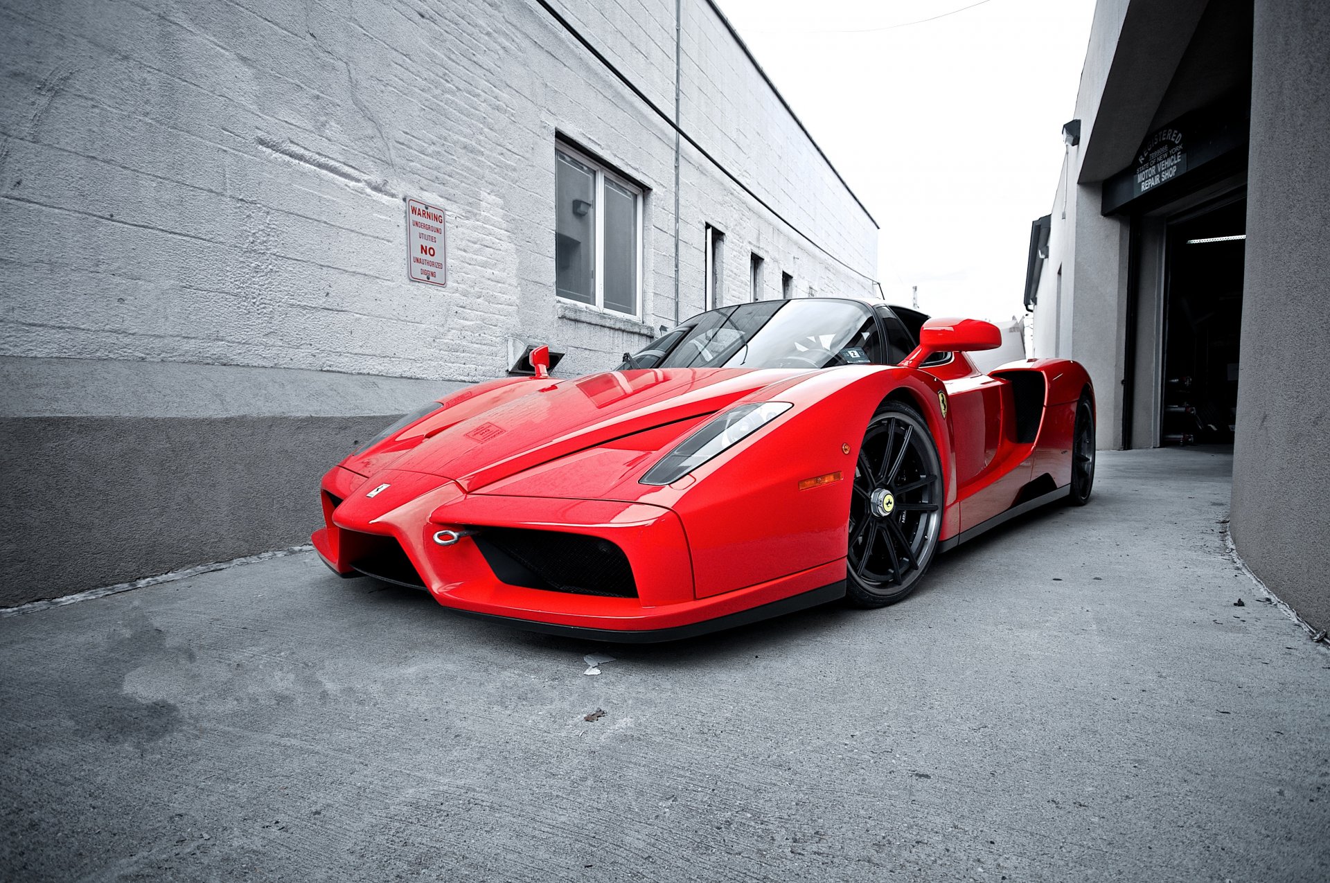 ferrari enzo red.side street ferrari rojo vista frontal callejón edificio ventanas cielo