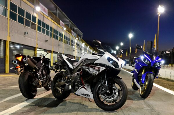 Tres motos en medio del paisaje urbano