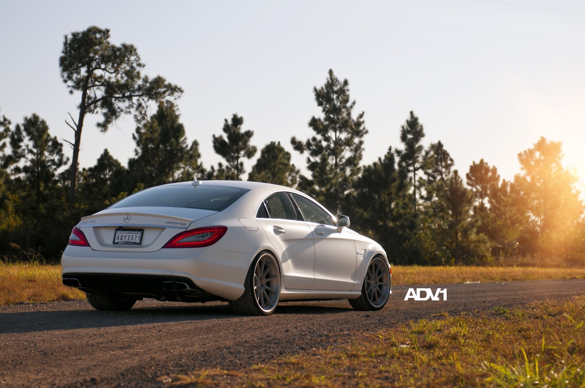 mercedes-benz cls63 amg mercedes cls63 amg sedán blanco vista trasera carretera árboles