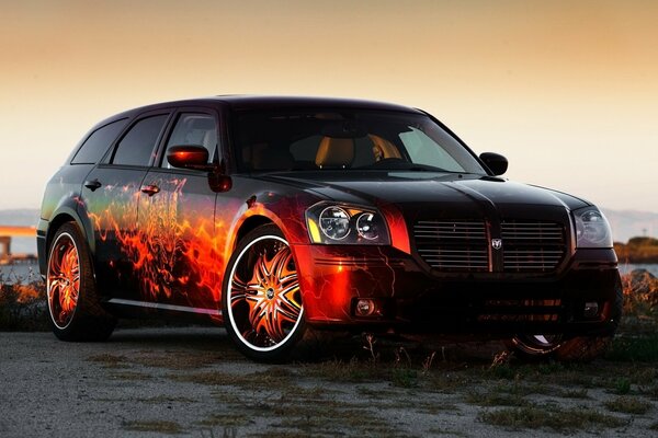 Dodge rojo con lenguas de fuego